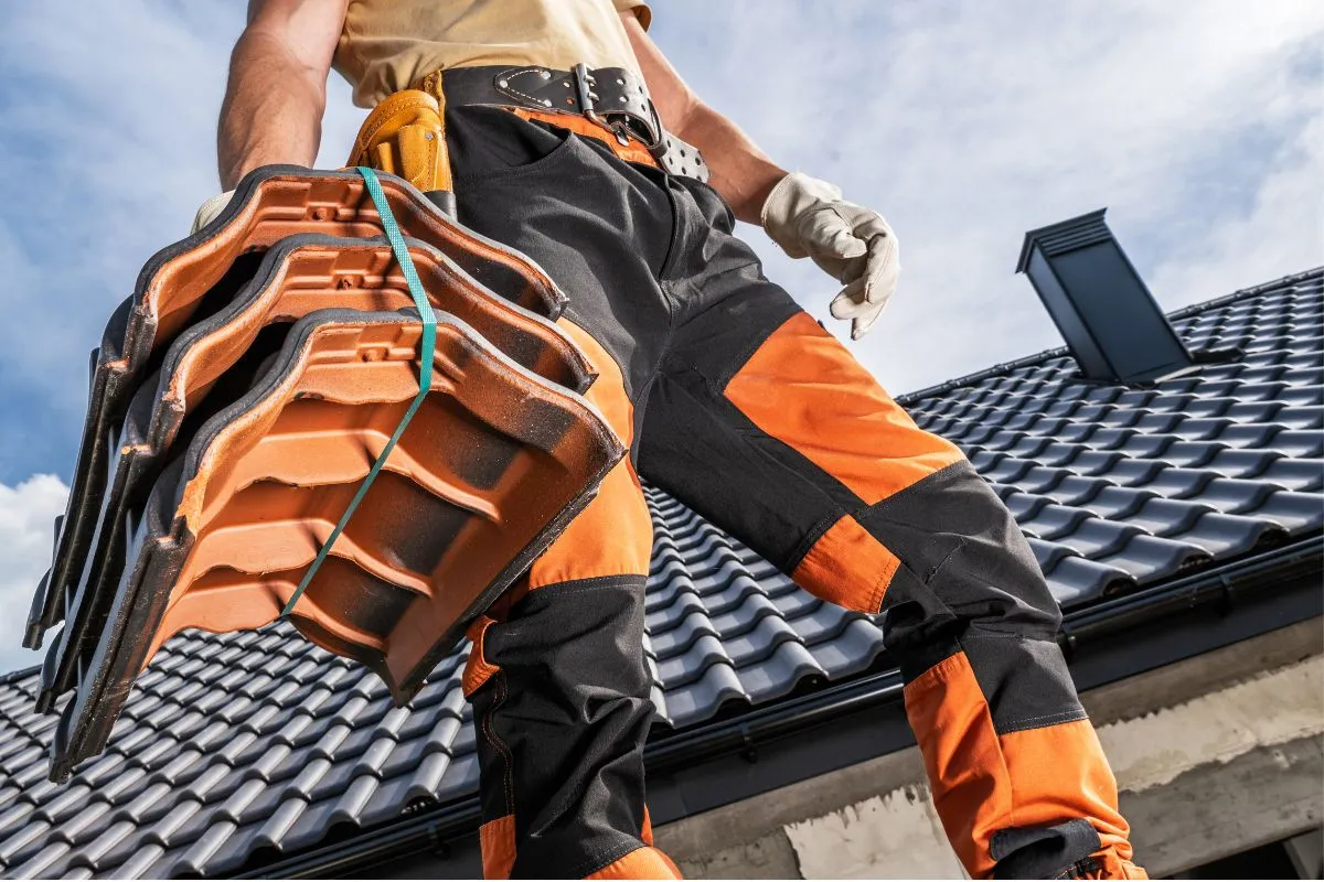 Dachdecker bei Dachreparatur auf einem Hausdach in Neuss - Dachdeckerei Lenz